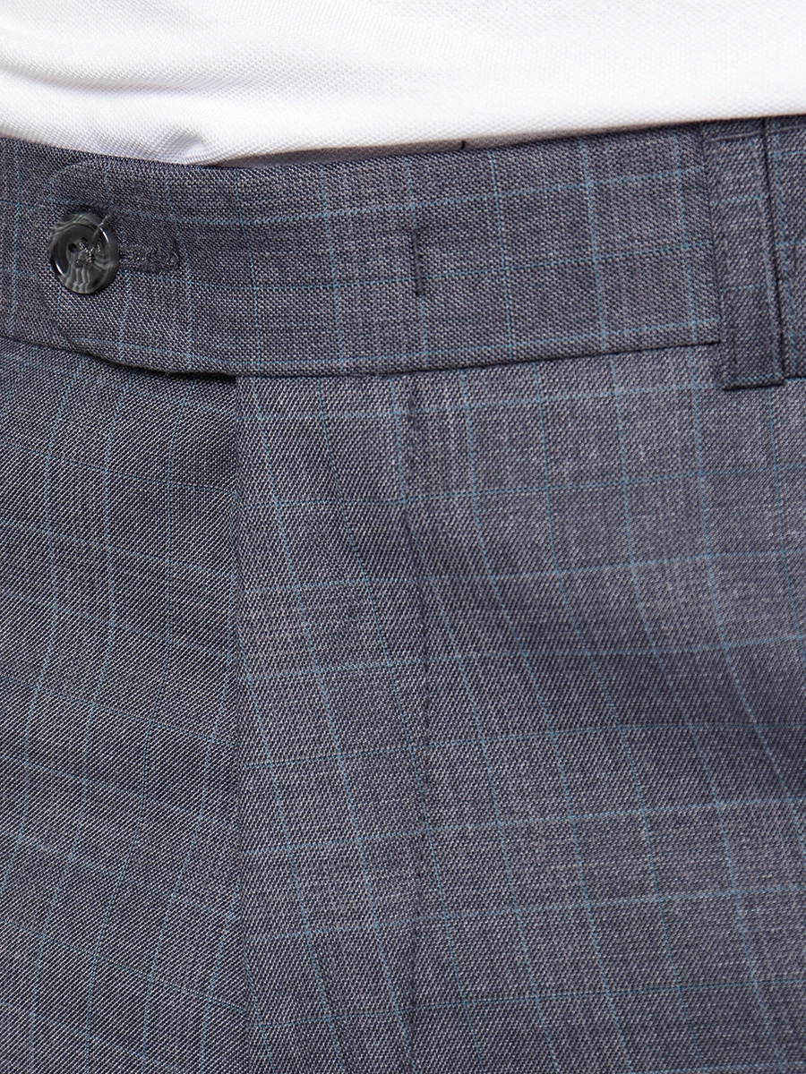 Классические брюки серого цвета с заглаженными стрелками спереди